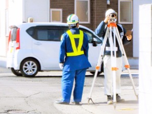 不動産売却に測量は必要?基礎知識や費用・流れ・注意点まで徹底解説